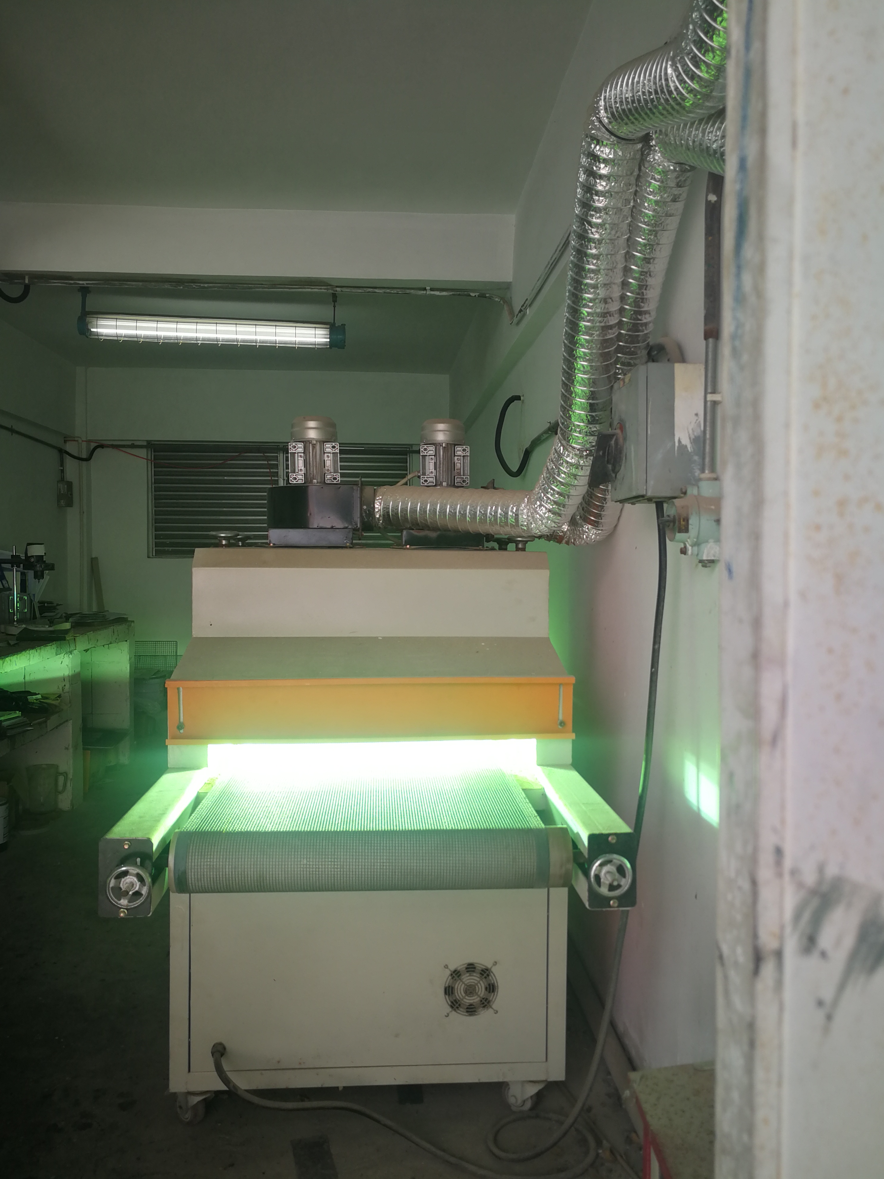 揭秘道路反光漆廠家的秘密武器