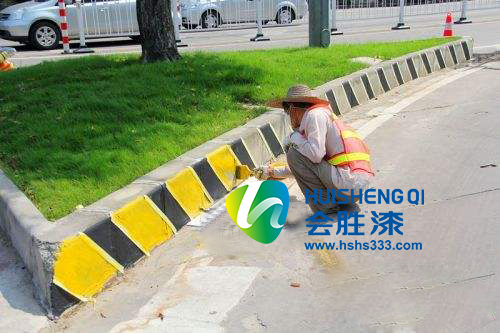 道路安全島起隱患 增刷反光漆減少事故發(fā)生