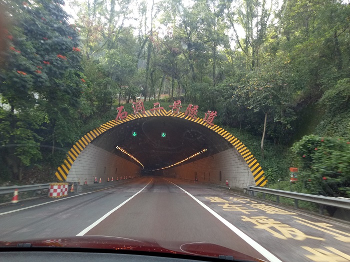 凱旋門上的隧道反光油漆