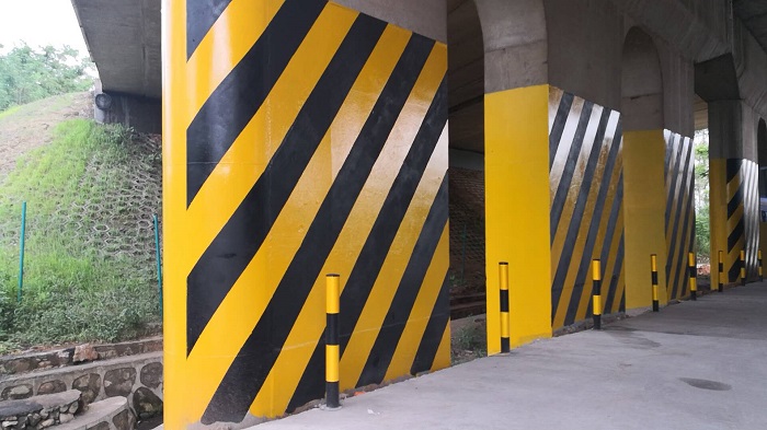 如何在防撞墻上加點反光涂料呢？