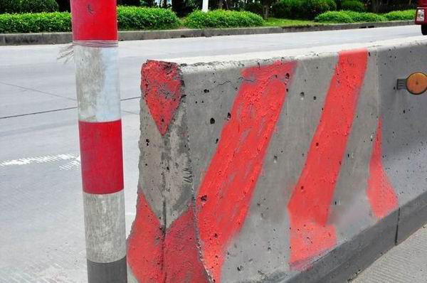 嚇壞了！居然用普通油漆當成反光漆使用，后果很嚴重