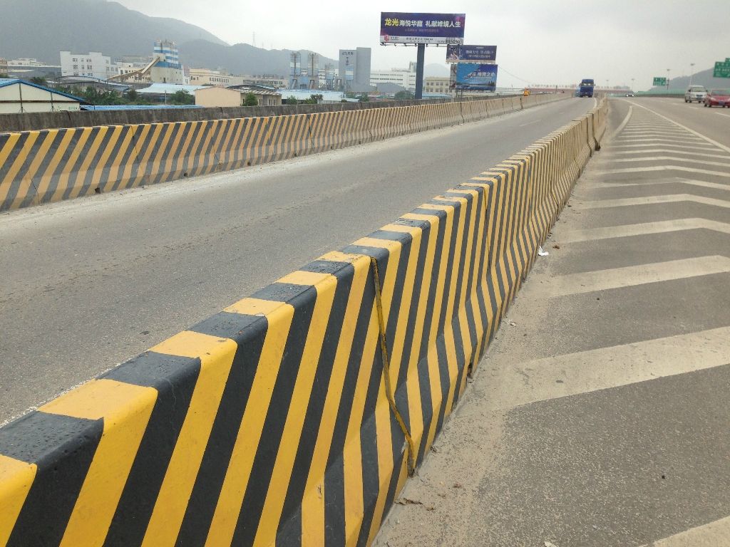 道路上隔離墩反光油漆再次換上新衣，回家的路上是一道美景