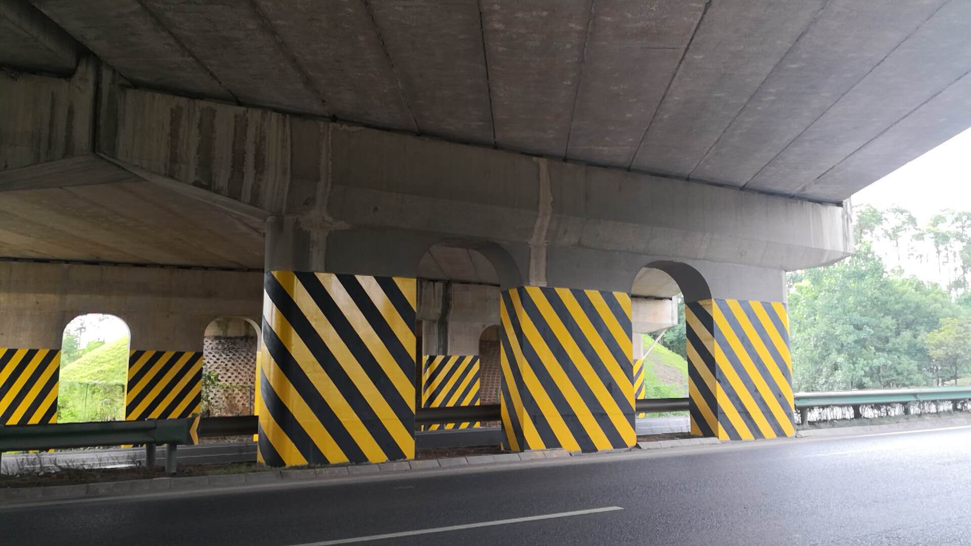 安全島沒噴安全島反光漆“老司機”也躲閃不及