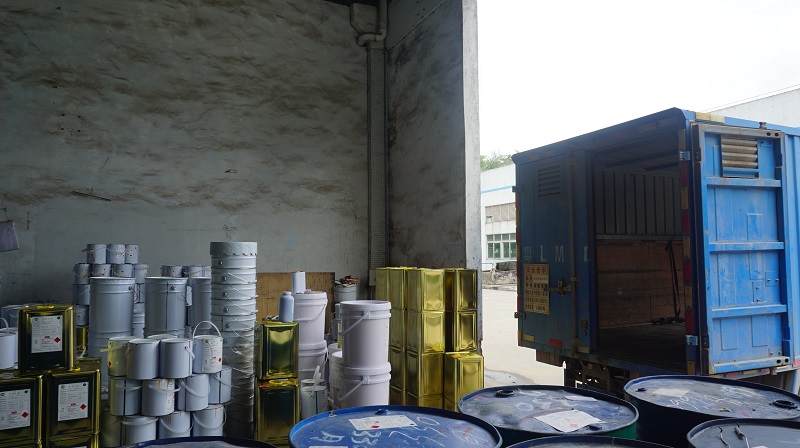 道路黃黑反光漆廠家：來來來，濟寧的客戶請往這邊走~