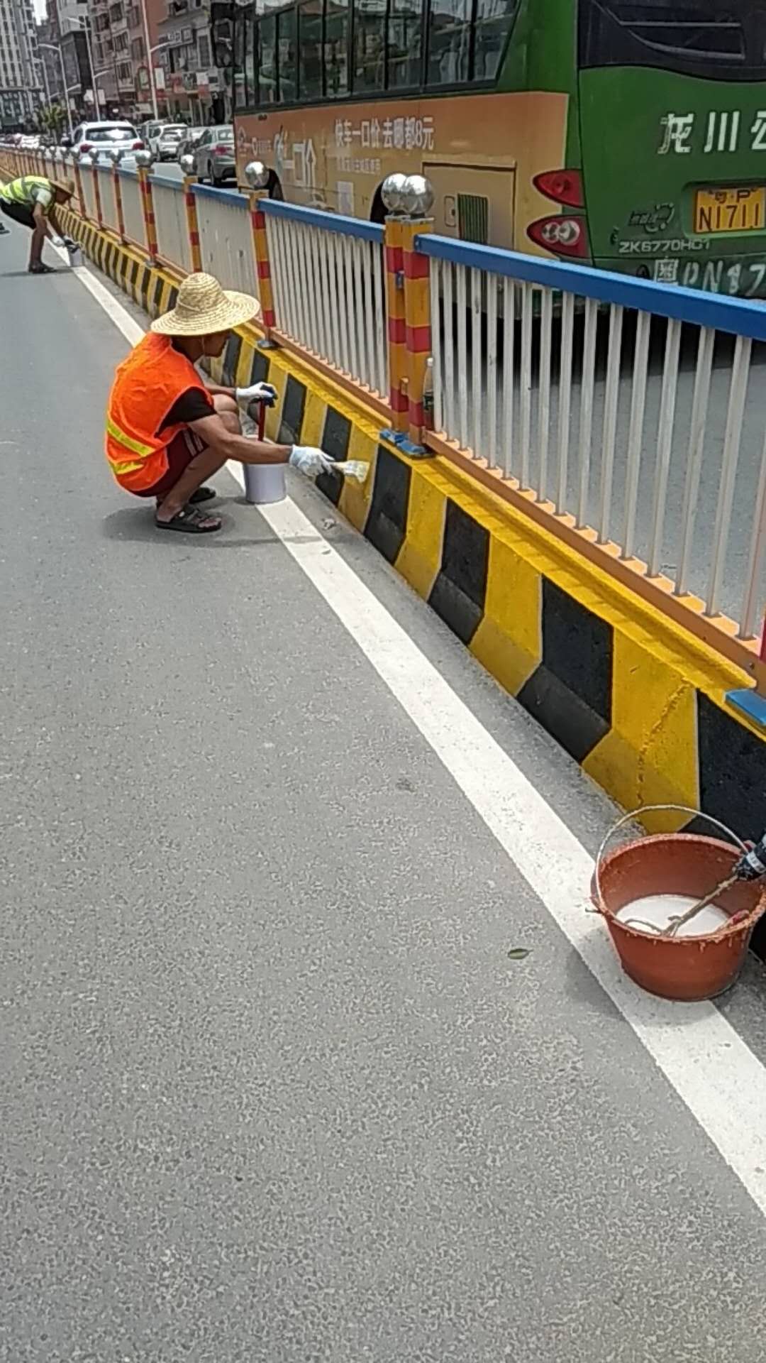 匯勝道路黃黑反光漆，公路養護的好幫手！