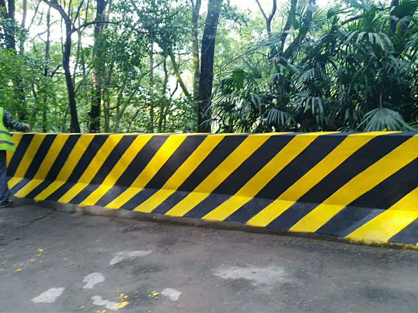 道路反光漆附著力的影響因素有哪些？