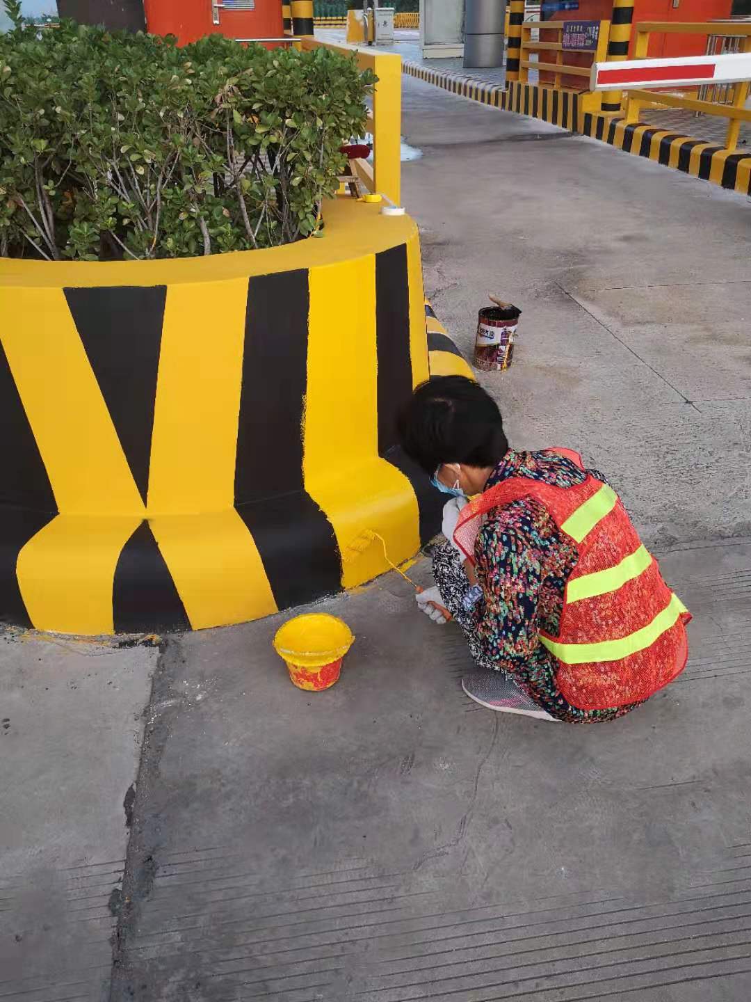 防撞墩應(yīng)該使用什么油漆？要怎么施工？