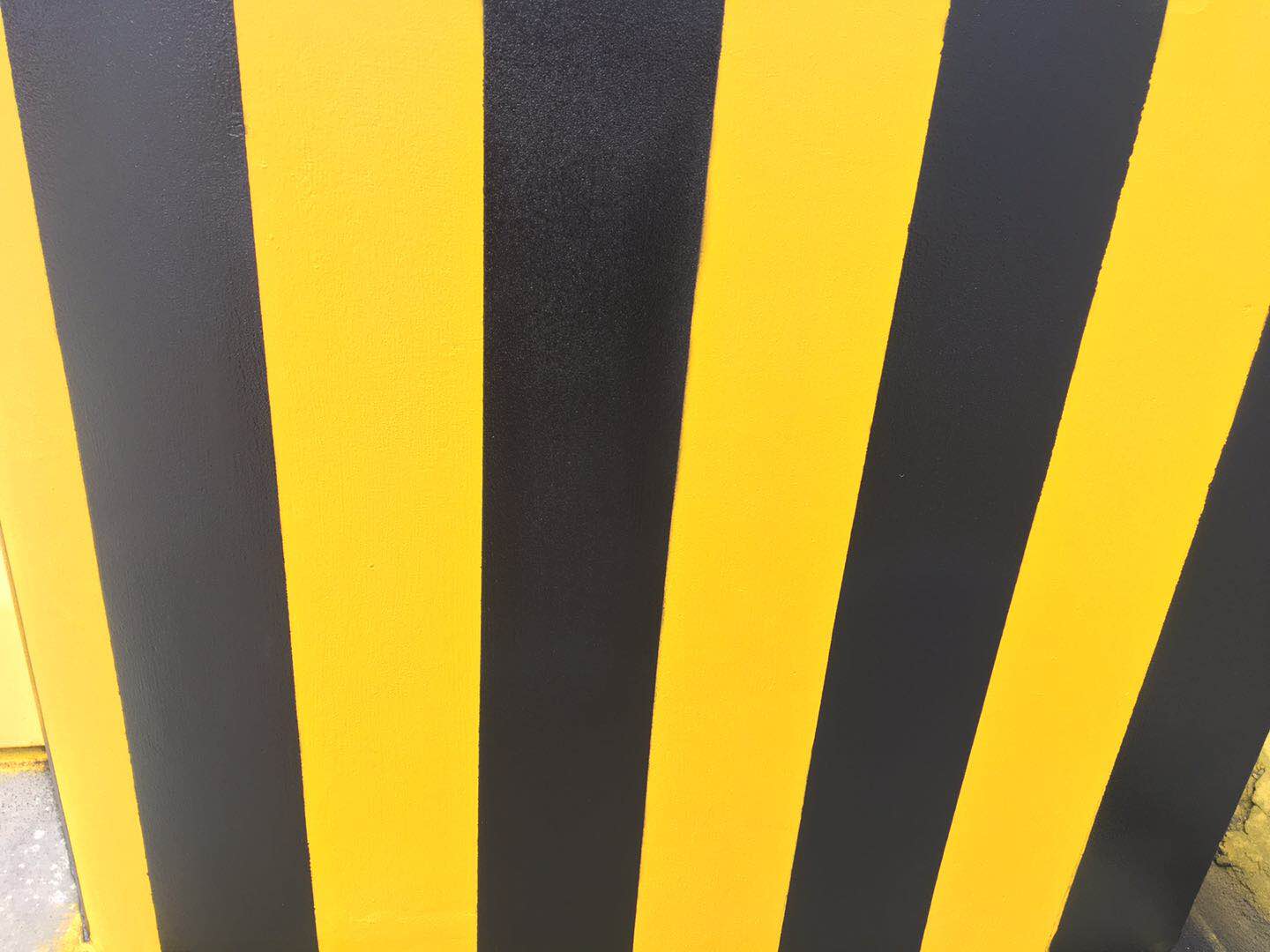 路邊的路沿刷反光漆好是貼反光貼紙呢？