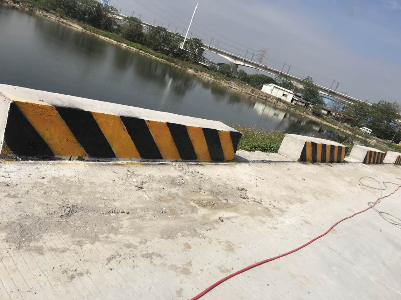 剛下完雨可以進行道路反光漆的施工嗎？