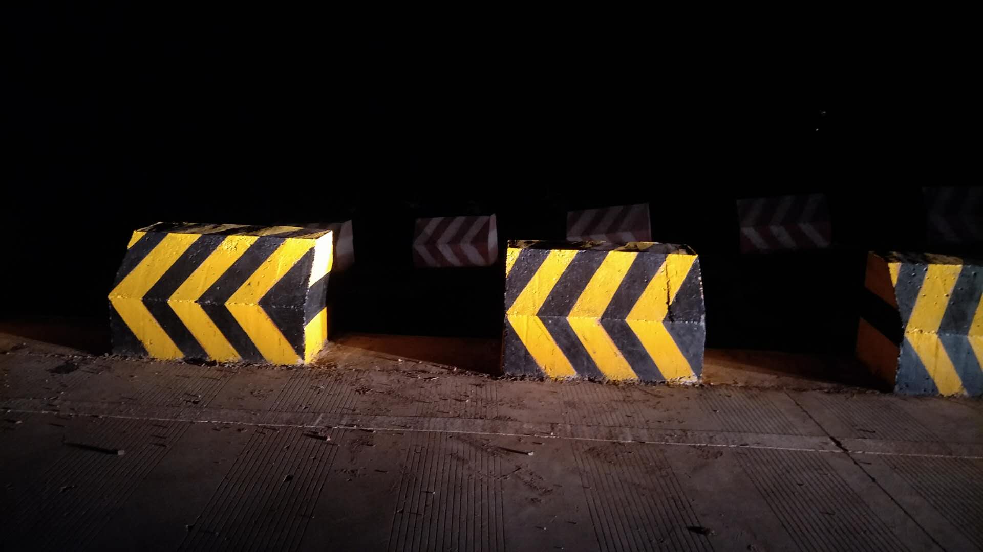 有沒(méi)有反光效果非常好的反光漆？