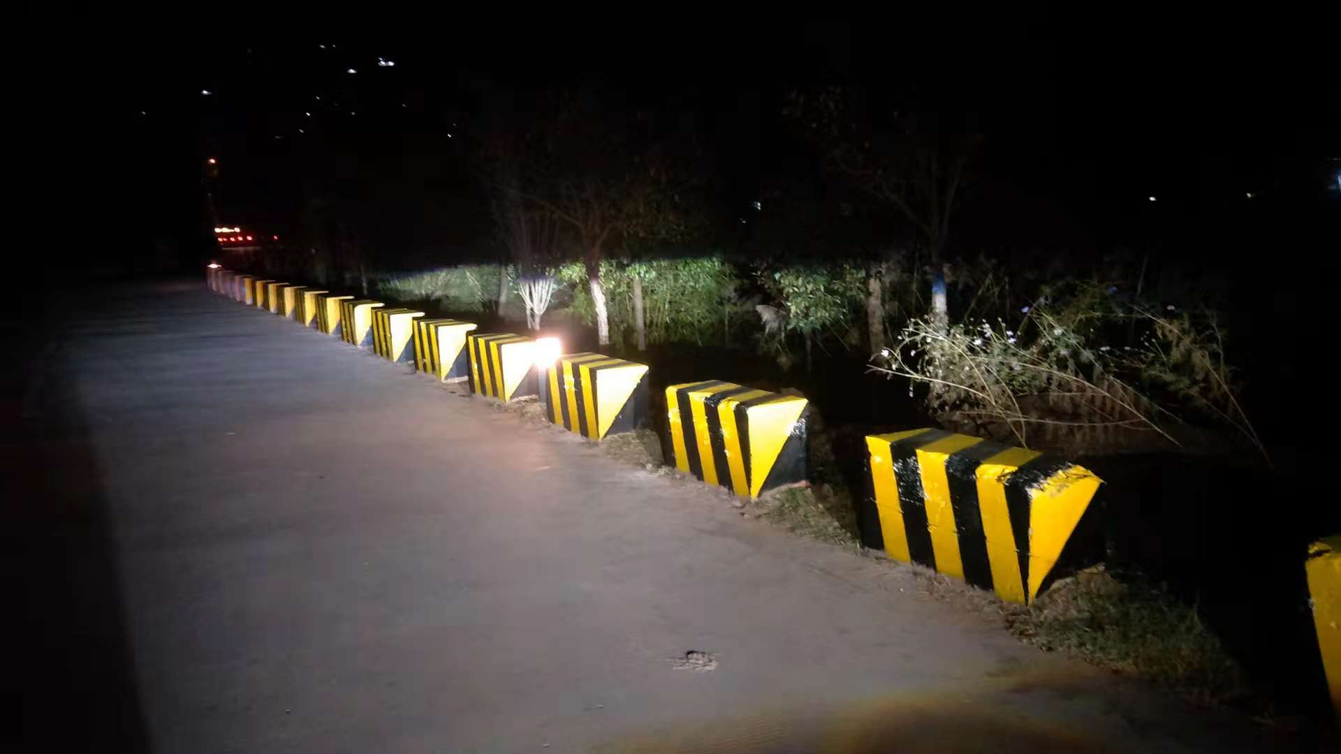 什么牌子的黃黑道路反光漆好用？