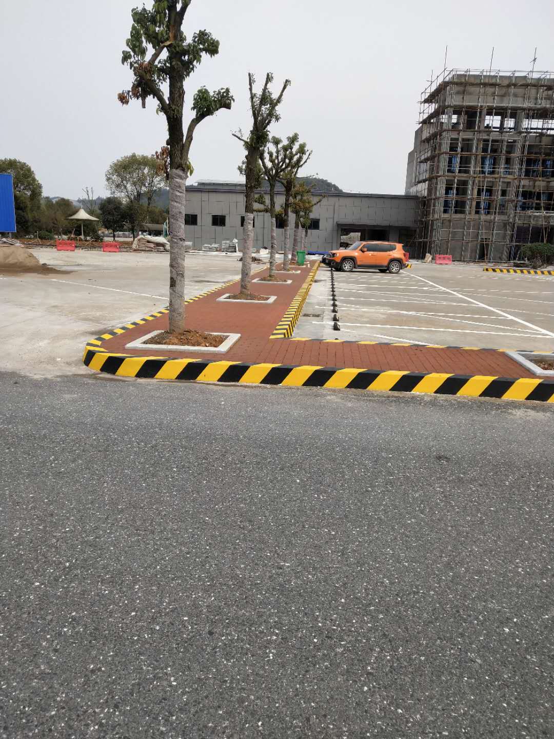 為什么交通設(shè)施要用公路安全反光漆？