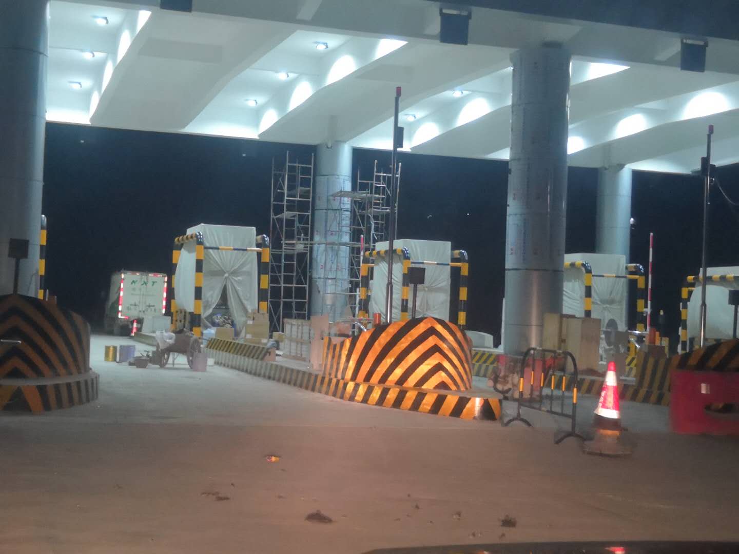 廣深高速收費(fèi)站工程的反光漆效果圖