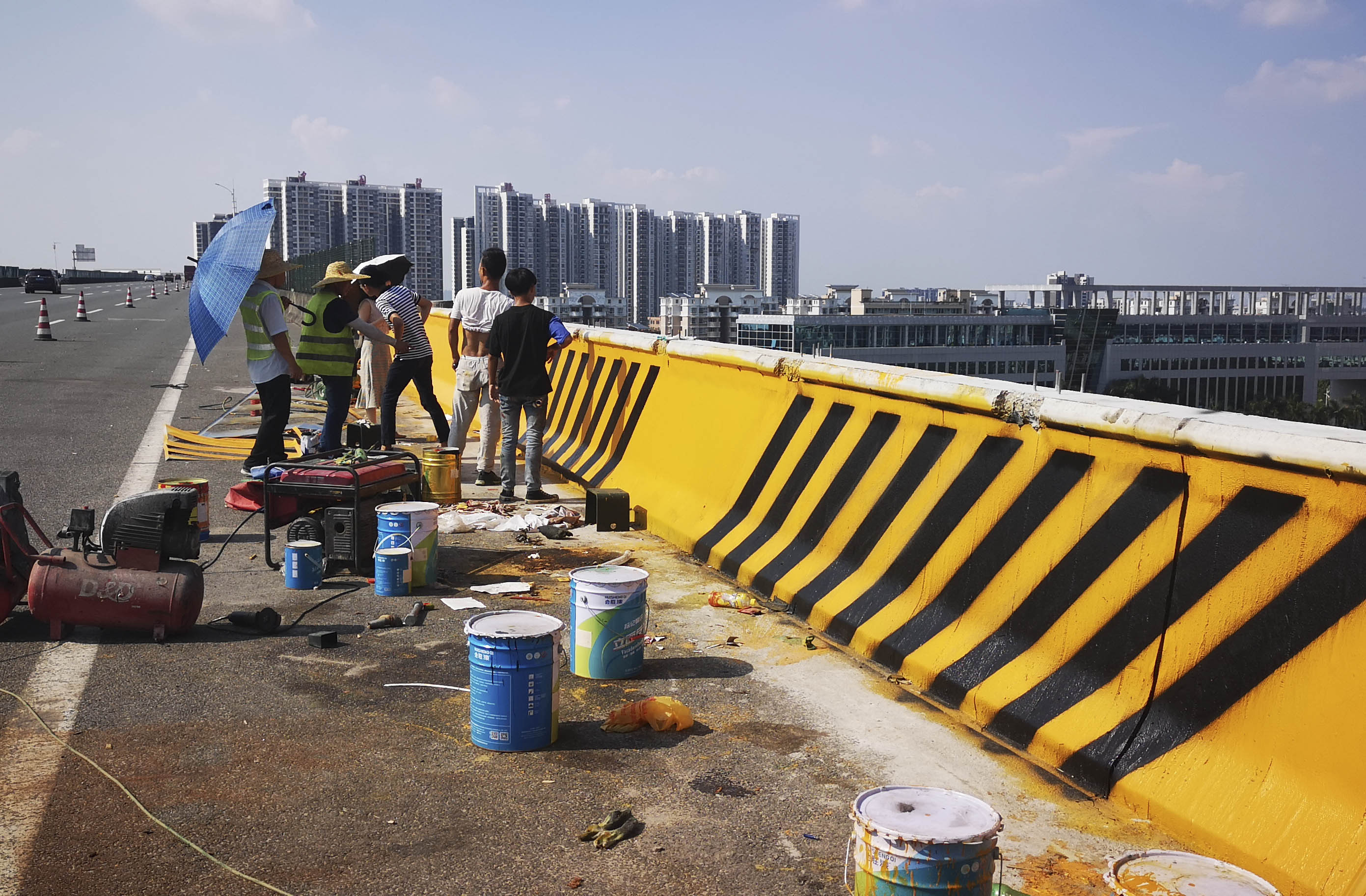 江蘇常州高速隔離墻反光漆施工過程