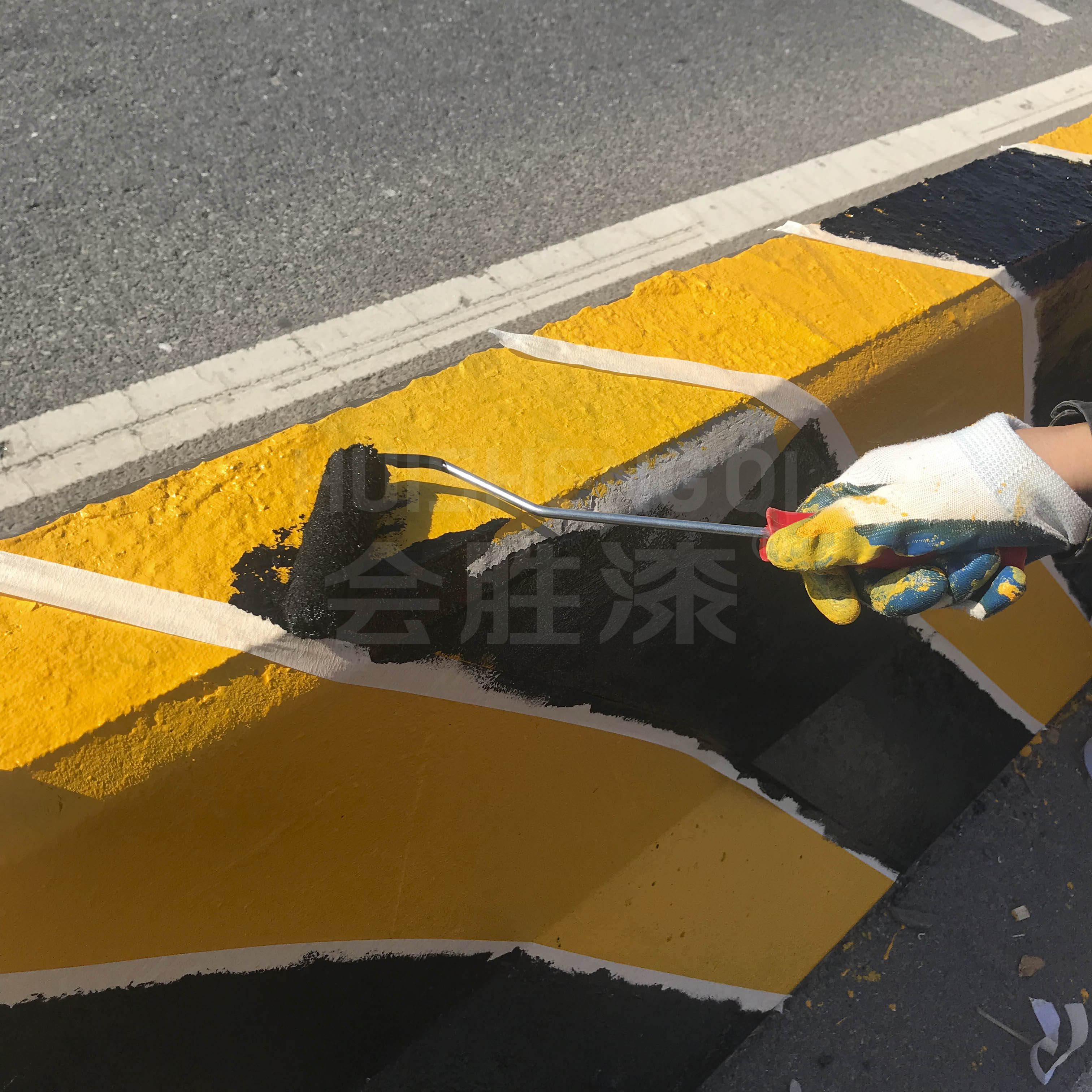 道路上的隔離設施怎么刷油漆？