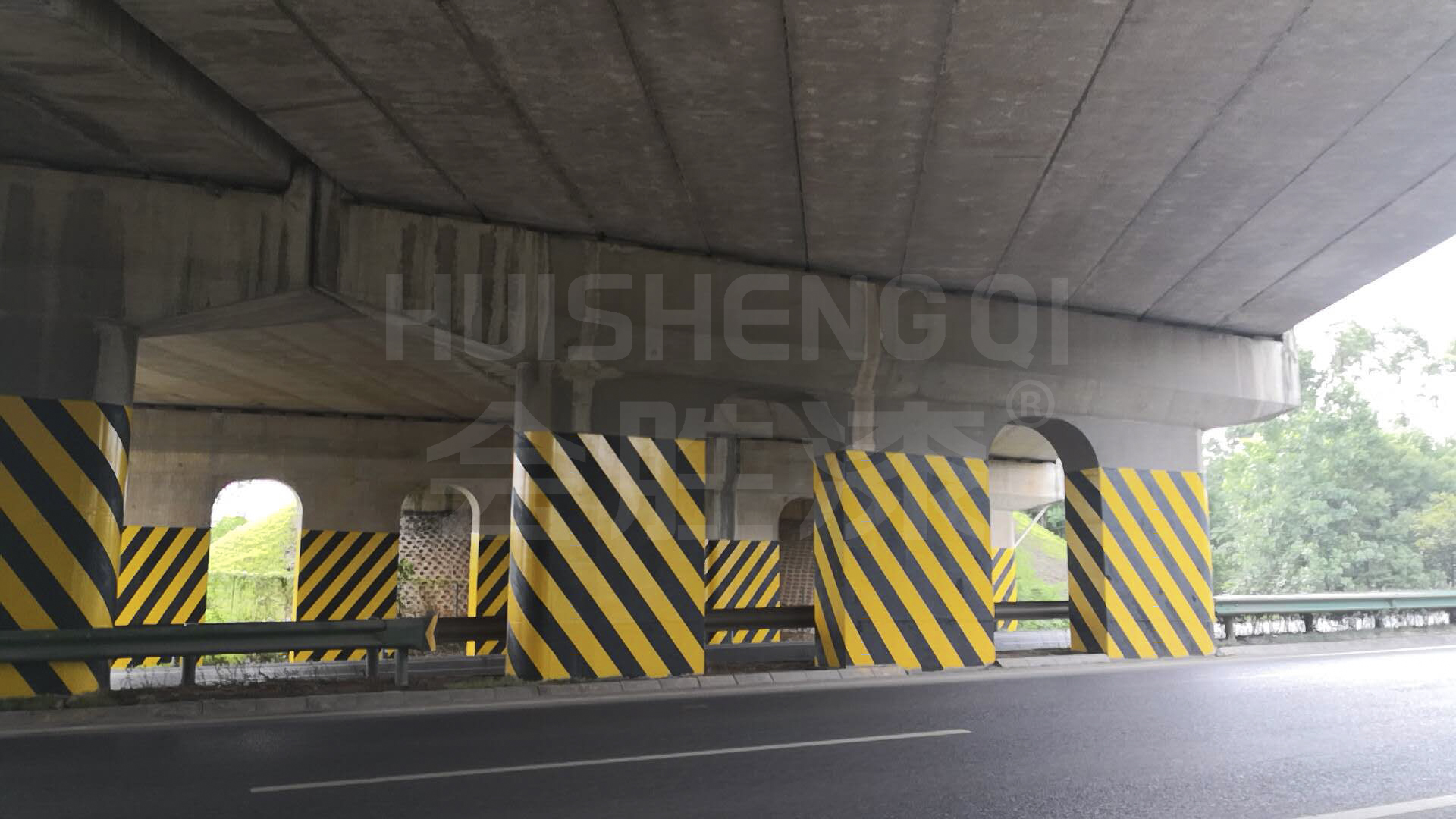 道路上的防撞設施需要涂刷反光漆嗎？