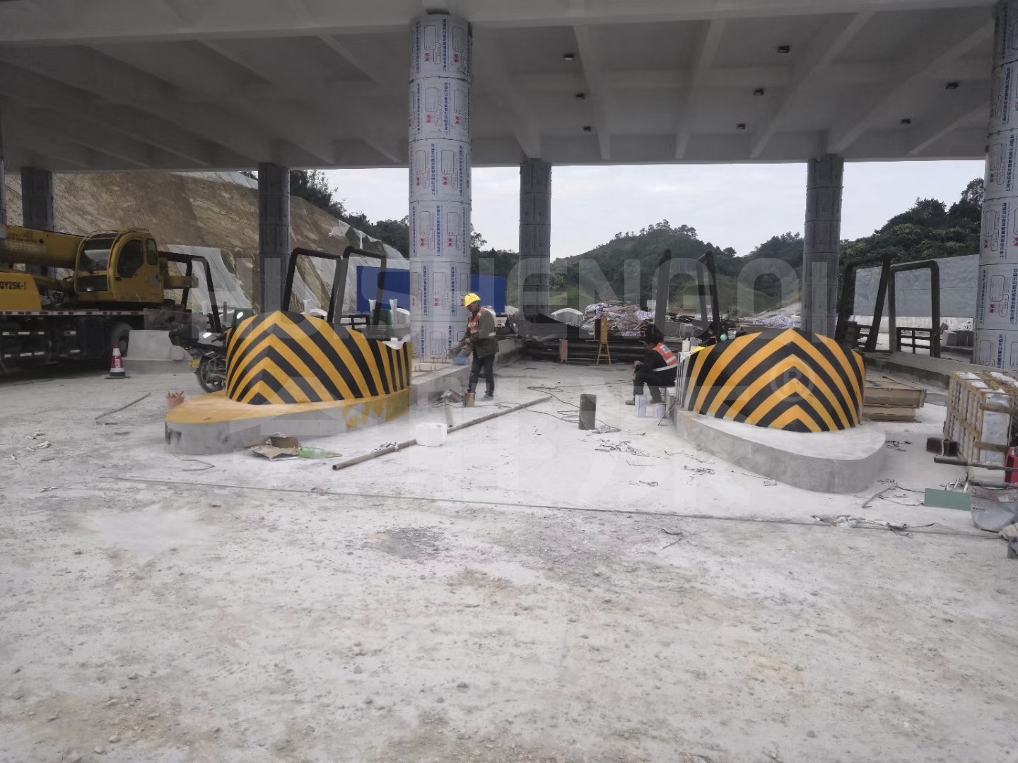 收費站島頭黃黑相間反光漆施工方法