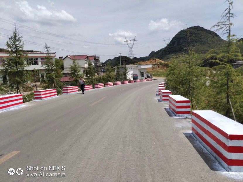 公路防撞墩反光漆