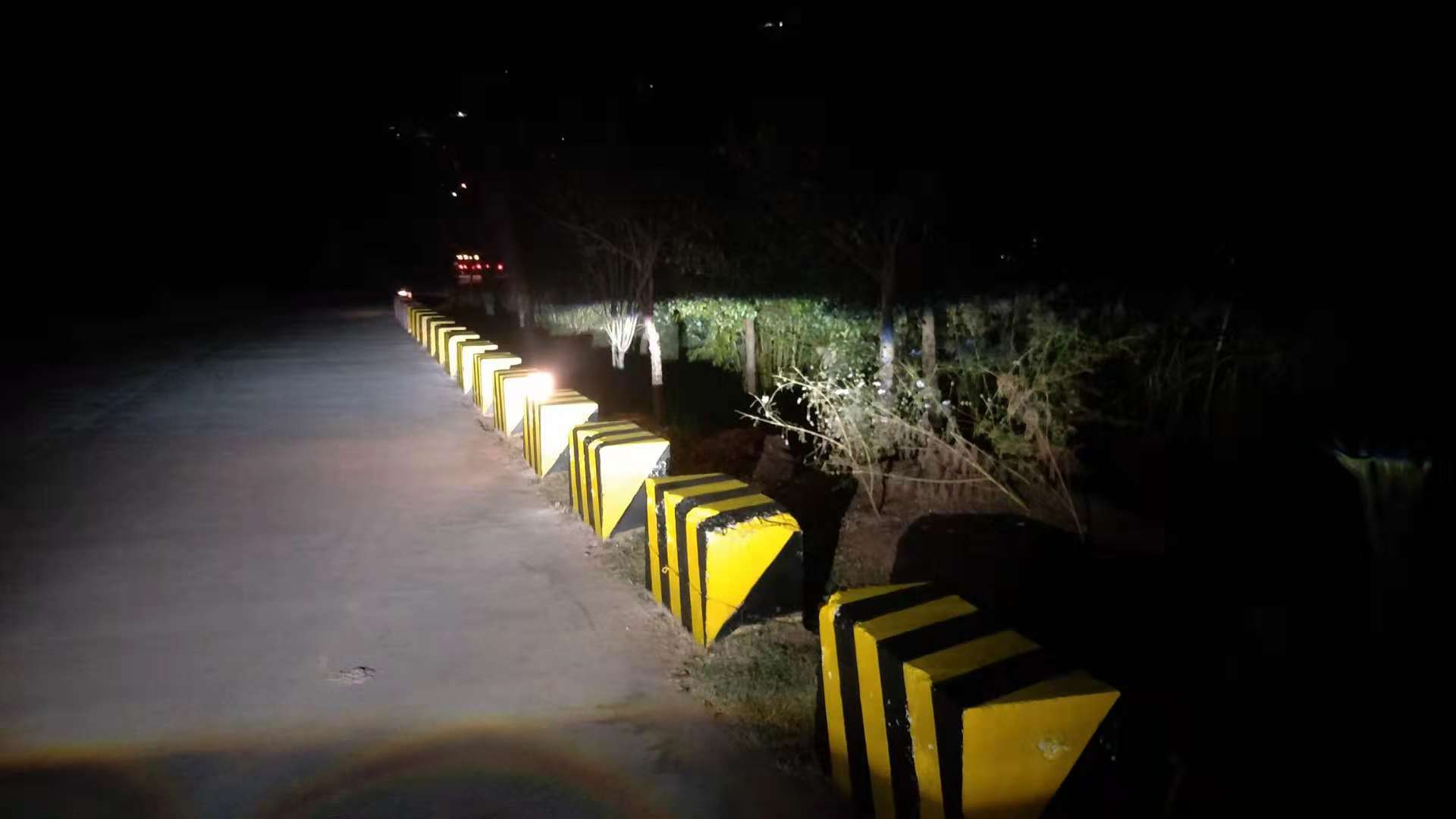 道路黃黑反光漆