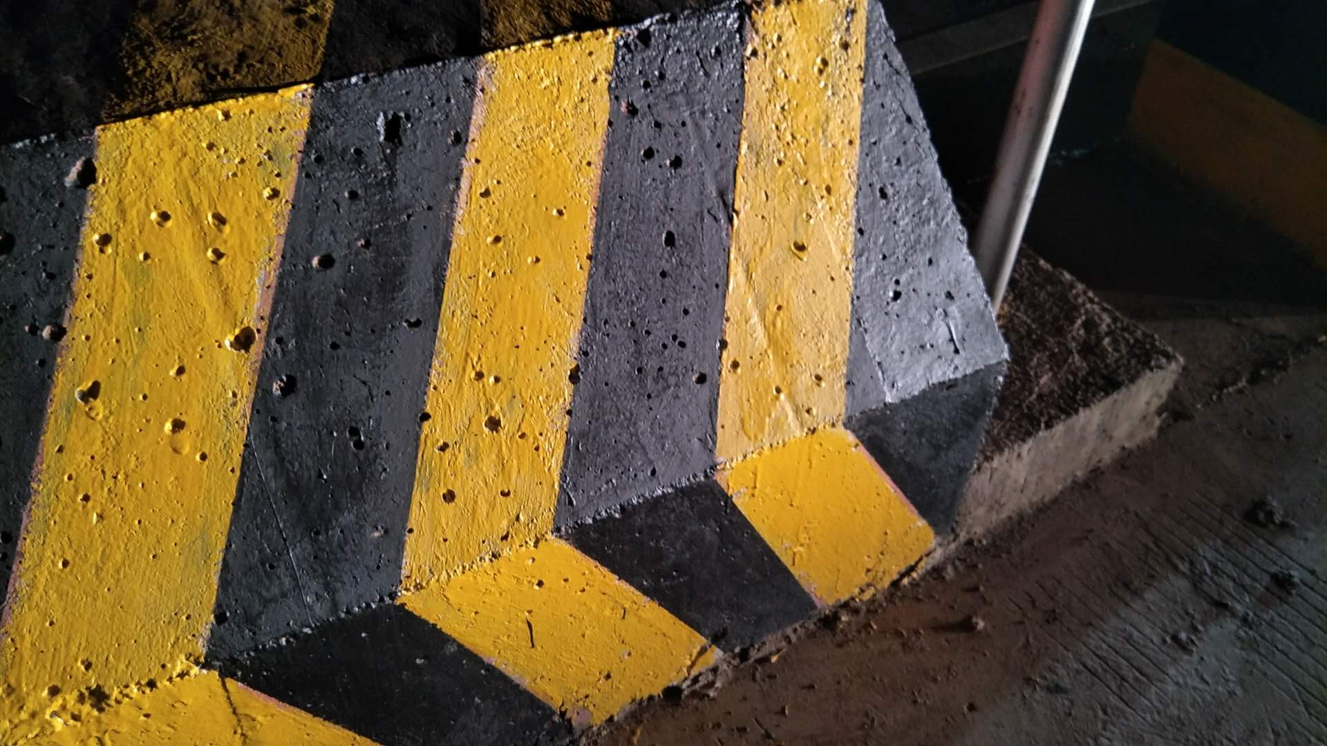 混凝土防撞墩反光漆