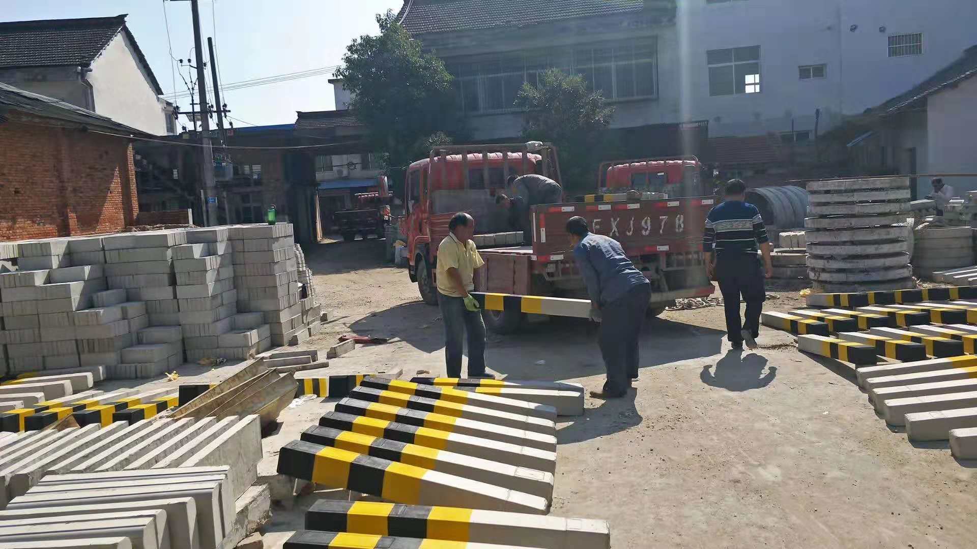 防撞柱反光漆效果圖