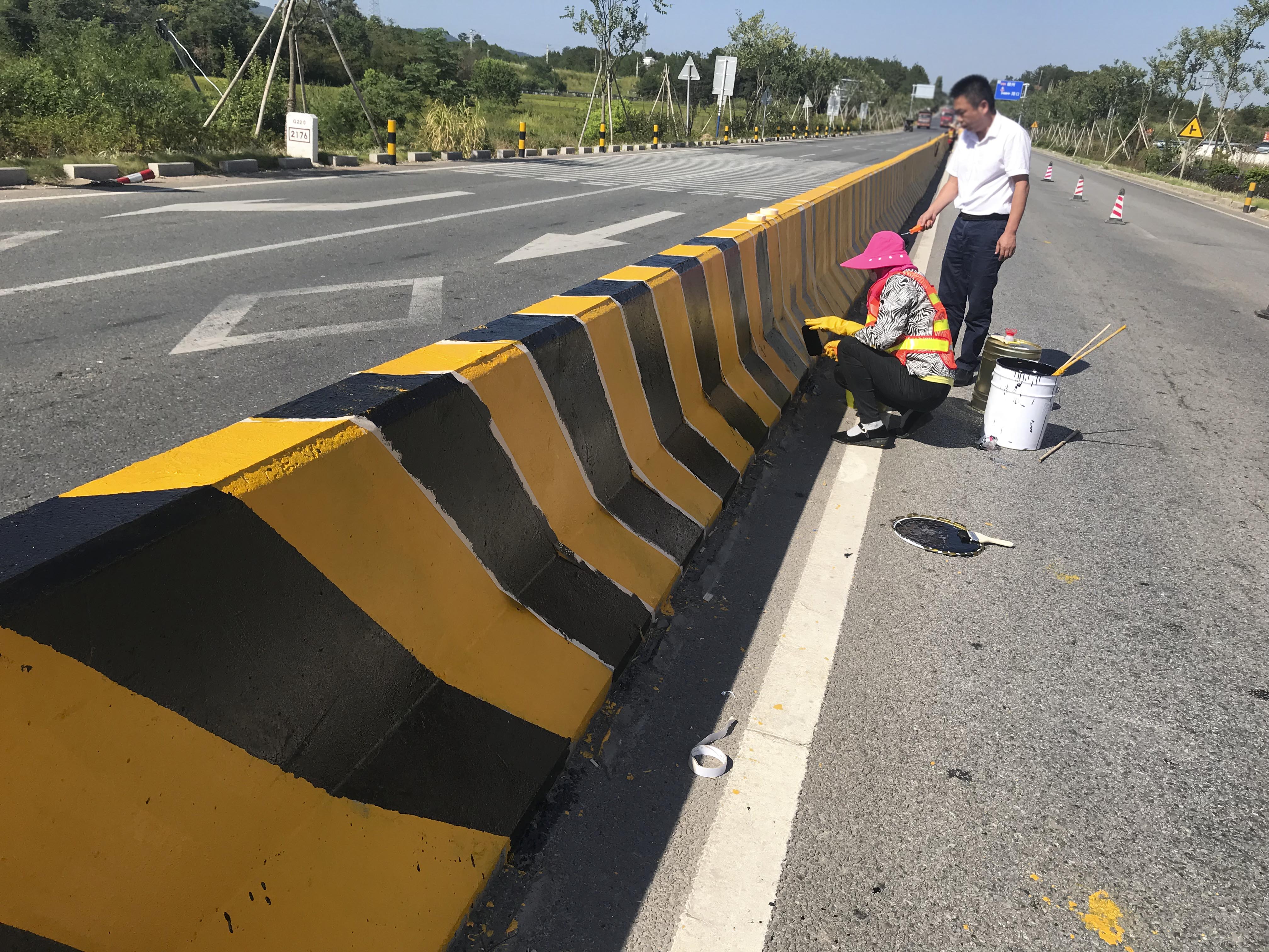 道路防撞墻反光漆