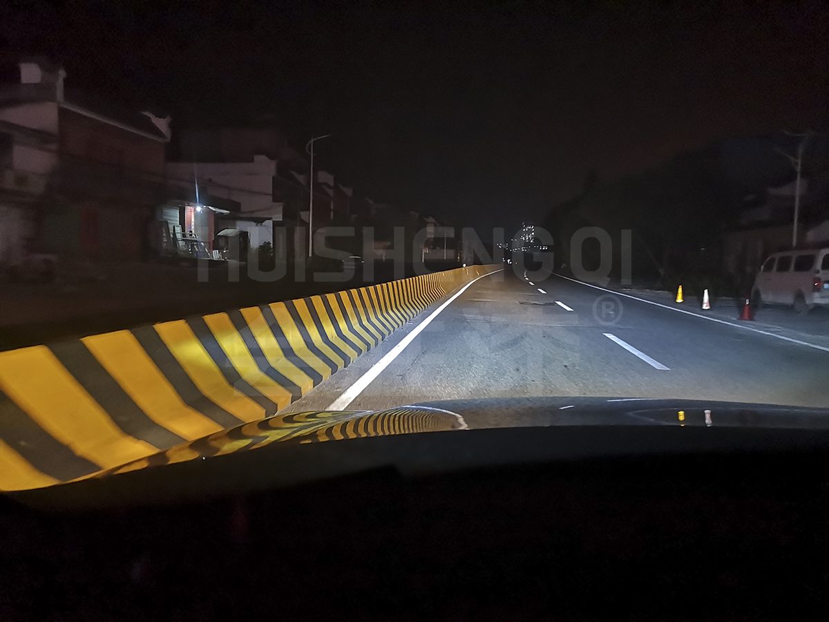 道路隔離墻反光漆夜間效果