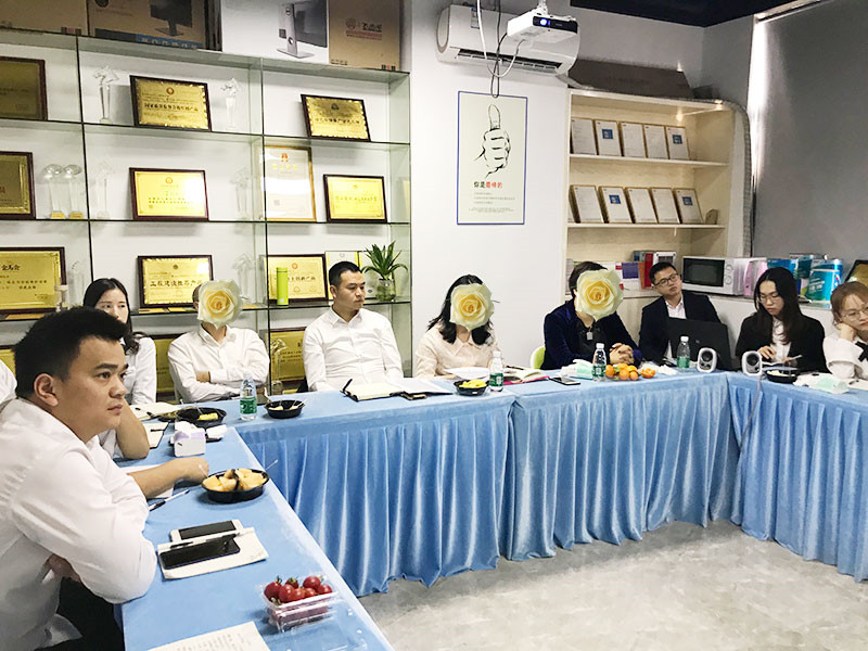 大家正專心聽報告 大家正專心聽報告