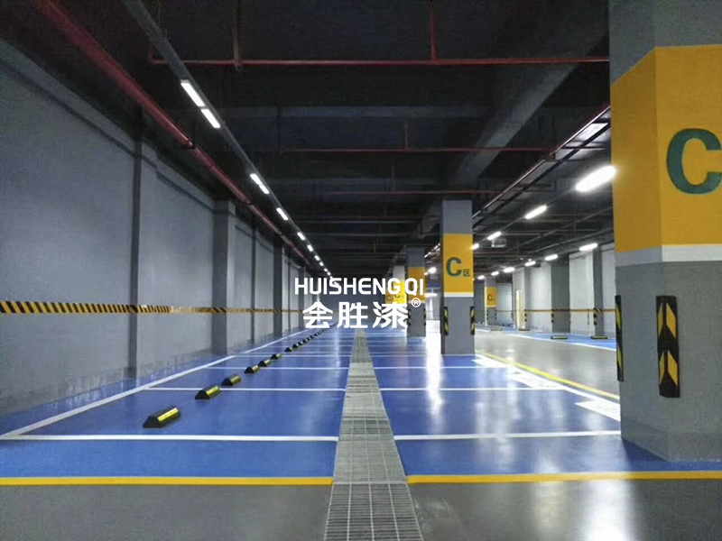 使用停車護角反光漆的停車場